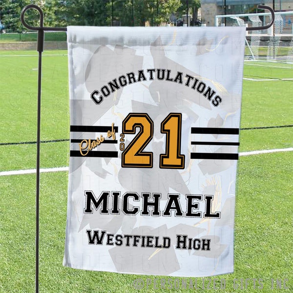 Graduation Yard Flag congratulates the class of 2021